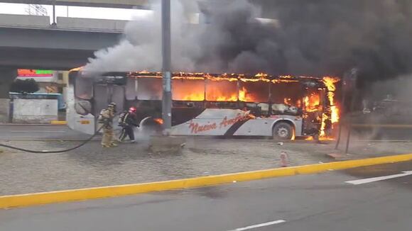 Se incendió un bus de la empresa Nueva América.