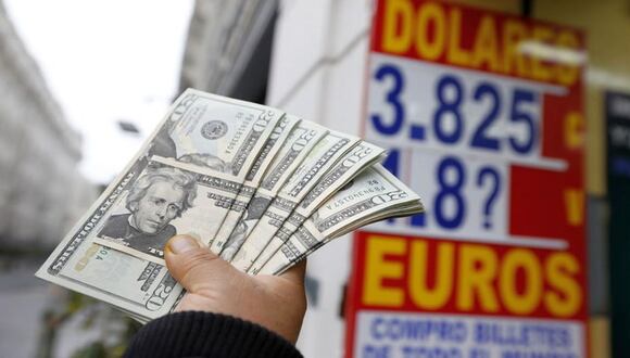 ¿Por qué el precio del dólar sube o baja?