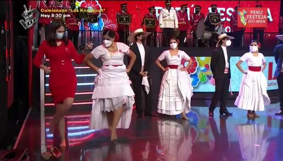 Lorena Álvarez se anima a bailar marinera por el bicentenario