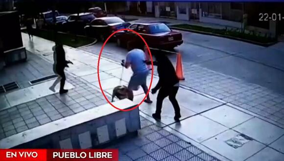 Joven se salva de ser baleado de milagro: cámaras graban impactante asalto | OJO