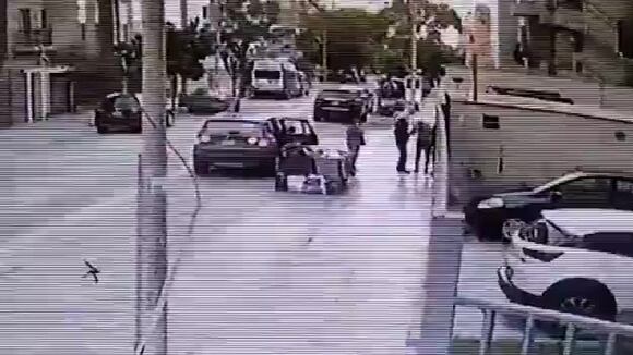 Claudio Techera sufrió un robo en la puerta de su casa. (Video: Twitter)