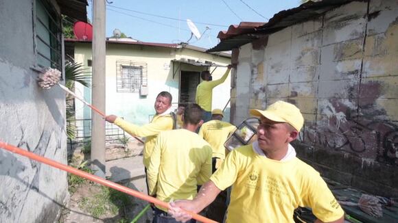 El Salvador: Presos borran grafitis que marcaban los territorios de las pandillas