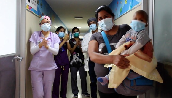 EsSalud: Médicos salvan la vida a un niño arequipeño de dos años tras extirparle tumor de un kilo del hígado. (Video EsSaliud)