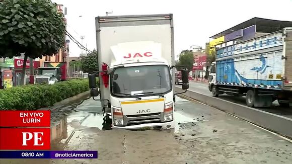 Lurín: Camión se queda atrapado tras rotura de tubería