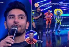 Rafael Cardozo intenta sacar a Alejandra Baigorria con una correa de perro y Said Palao solo se ríe