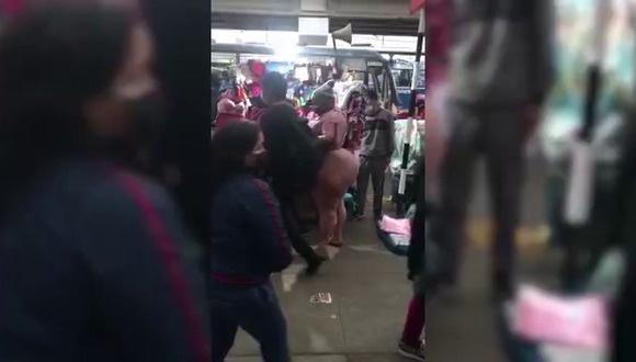 Capturan a sujeto por tocar indebidamente a mujeres en el emporio de Gamarra en La Victoria. (VIDEO PNP)