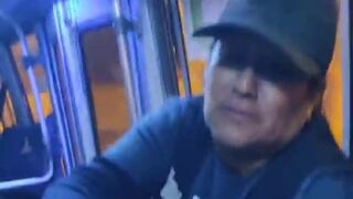 “Señora, cóbrese”: pasajero de bus paga con limones y le dan vuelto | VIDEO