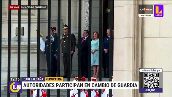 Dina Boluarte reaparece durante cambio de guardia en Palacio de Gobierno