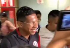 ¡Sorprendido! Mujer le roba un besito a Edison ‘Oreja’ Flores en el aeropuerto | VIDEO