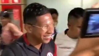 ¡Sorprendido! Mujer le roba un besito a Edison ‘Oreja’ Flores en el aeropuerto | VIDEO