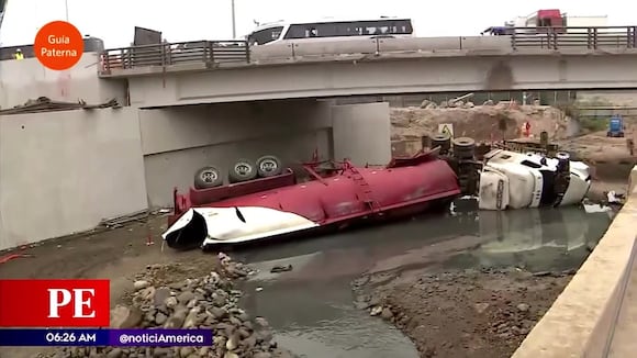 Huachipa: Camión cisterna se despista y cae desde puente Huaycoloro