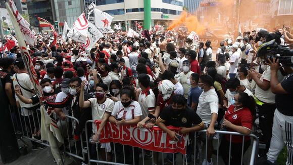 Universitario de Deportes: hinchas alientan a su equipo sin guardar el distanciamiento social