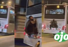 Graban a hombre colgado de la parte trasera del Metropolitano, gritando y pidiendo ayuda