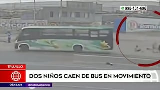 Dos niños resultan gravemente heridos tras caer de un bus en movimiento en Trujillo (VIDEO)