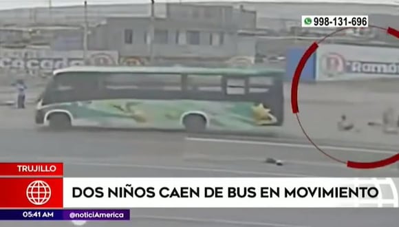 Trujillo: dos niños caen de bus en movimiento