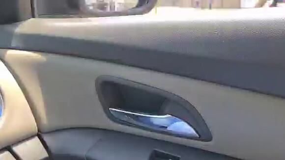 Chófer casi atropella a una policía tras darse a la fuga