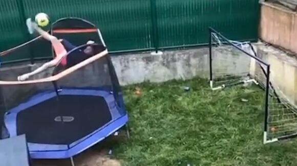 Niño realizó increíble pirueta aérea que acabó en un golazo de ‘chalaca’ y es viral