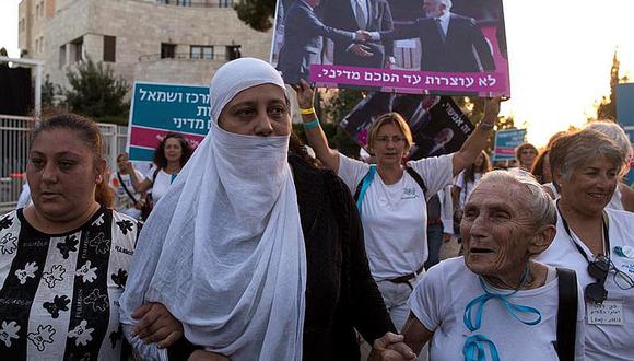 Miles de mujeres marchan para exigir acuerdo de paz entre Israel y Palestina 