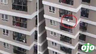 Niña cae del piso 12, pero logra ser salvada por un repartidor que la atrapó | VIDEO