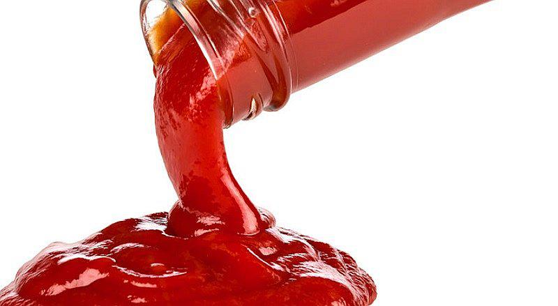 Mujer sufría de dolor de barriga, fue al hospital y descubrieron bolsas de ketchup en su intestino
