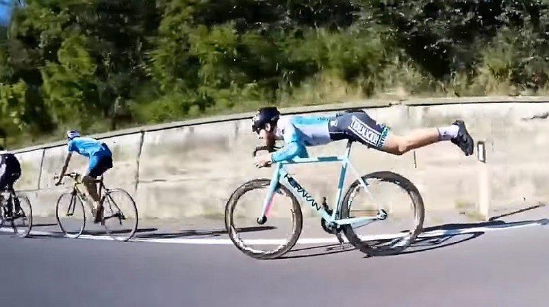 YouTube: Ciclista se convierte en "Superman" para sacar ventaja