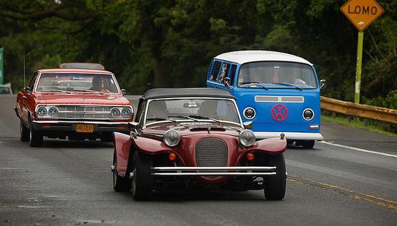 Baten récord mundial de desfile de autos antiguos en movimiento