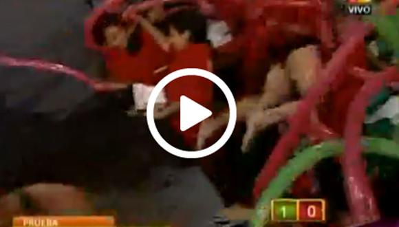 Paloma Fiuza cayó sobre el público en Combate [VIDEO] 