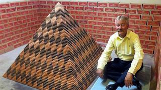 ​Rompe récord al levantar pirámide de un millón de centavos | VIDEO