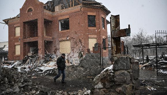Un hombre camina entre casas destruidas durante los ataques aéreos en la ciudad ucraniana central de Bila Tserkva el 8 de marzo de 2022. (Foto: Aris Messinis / AFP)