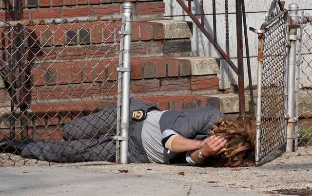 Jennifer Lopez se cae por las escaleras y fans se asustan [VIDEO] 