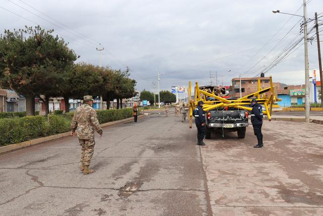 Cierran calles de Juliaca con tranqueras como parte de la lucha contra el coronavirus en esta ciudad. (Foto: Municipio Provincial de San Román)