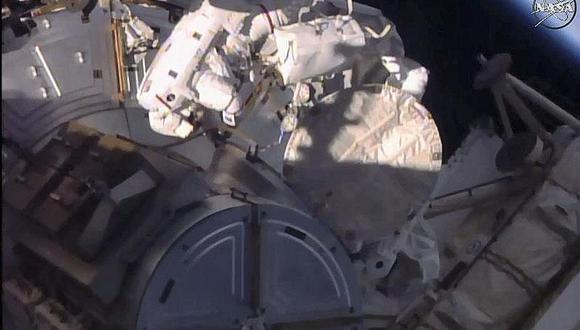 Astronautas de la NASA instalan en la EEI un atracadero para naves privadas 