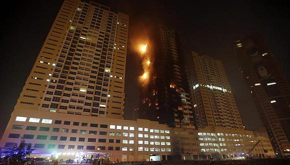 Fuego arrasa con torres residenciales de Emiratos Árabes Unidos 