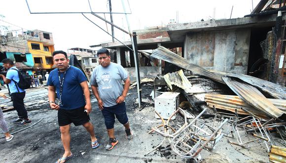 La mayoría de personas han perdido todos sus documentos debido al voraz incendio que ocurrió el último jueves en Villa El Salvador. (Foto: GEC)