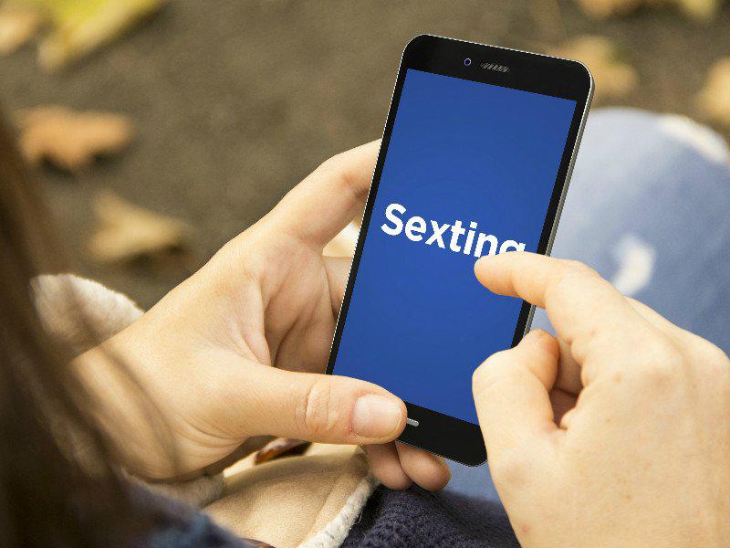 Estos son los riesgos del sexo por WhatsApp