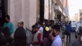 Arequipa: reportan largas colas en exteriores de sede principal del Reniec para recoger DNI | VIDEO