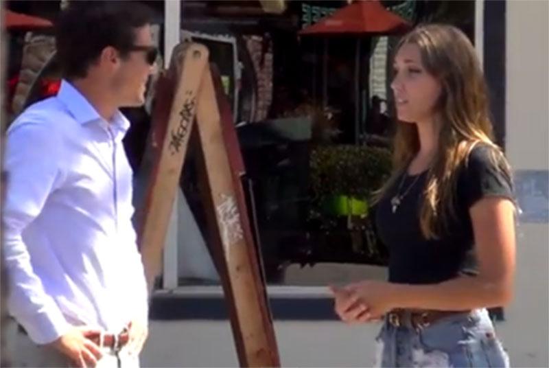 Bella mujer le pide tener sexo a extraños: Cómo reaccionaron? [VIDEO]