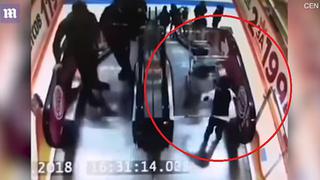 Bebé cae por la escalera eléctrica cuando su hermano lo llevaba en un carrito (VIDEO)