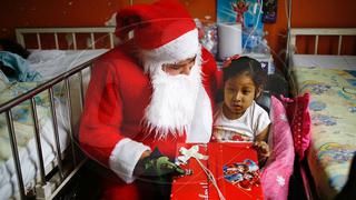 Bomberos se disfrazan de Papa Noel para entregar regalos (VIDEO)