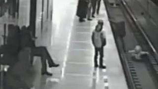 ¡De película! Hombre se arriesga y salva a niño que cayó a vías del tren (VIDEO)