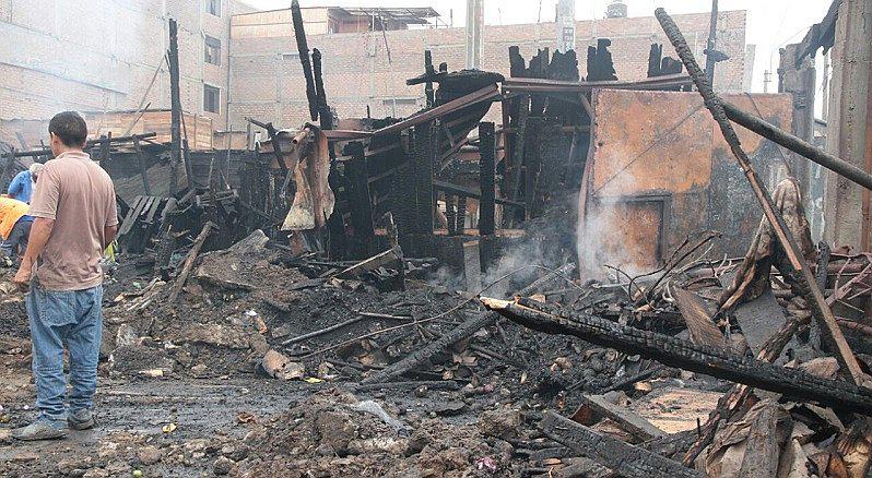 Callao: remueven escombros tras fuerte incendio en depósito de verduras (FOTOS)