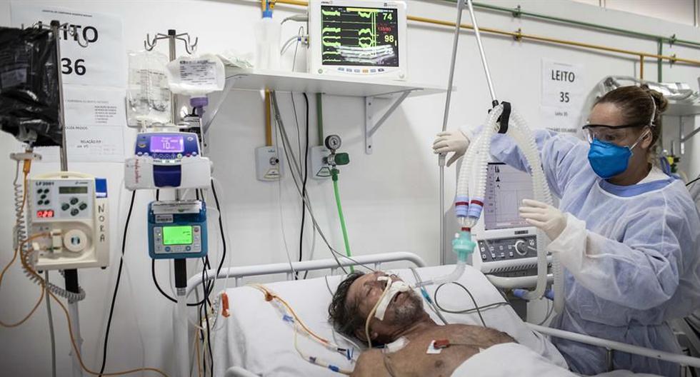 Un paciente de coronavirus es atendido en el Hospital de campaña municipal Gilberto Novaes, en la ciudad de Manaos, Amazonas, Brasil. (EFE / Raphael Alves).
