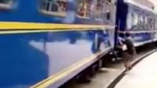 YouTube: Joven hace temeraria acción en tren pero se salva 