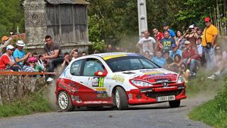 Auto de carrera sale de la pista y mata a seis personas