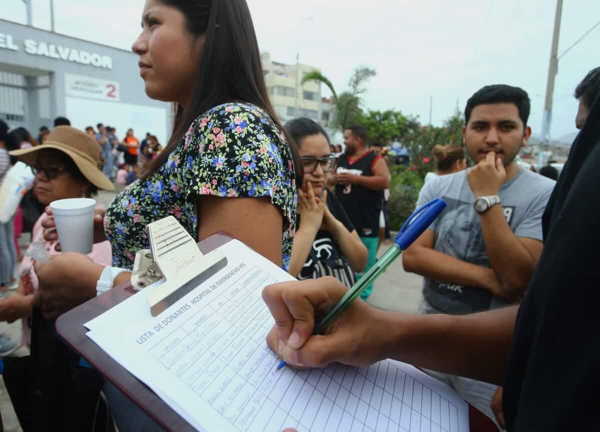 Vecinos apoyan dando desayuno y colectando donaciones para familiares de heridos en Hospital de Villa El Salvador. Fotos:  Gonzalo Córdova/ GEC