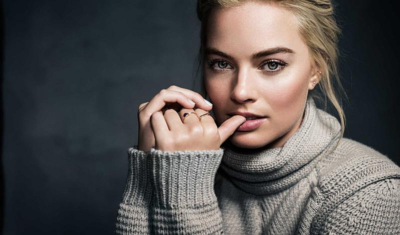 Margot Robbie es la nueva imagen de Chanel con vestido de los Oscar