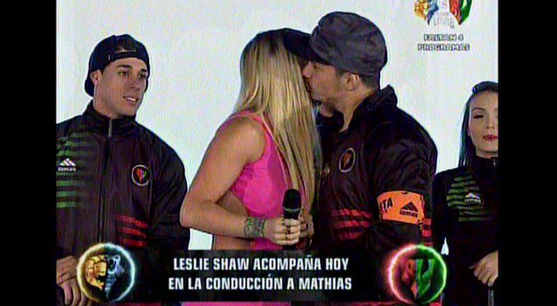 El Origen de la Lucha: Leslie Shaw cantó y le dio besito a Mario Hart  
