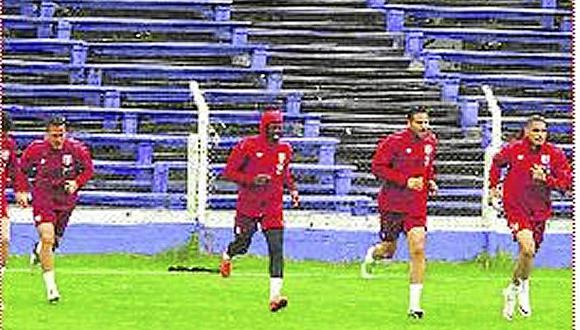 Selección peruana realizó su primera práctica bajo la lluvia en Montevideo   