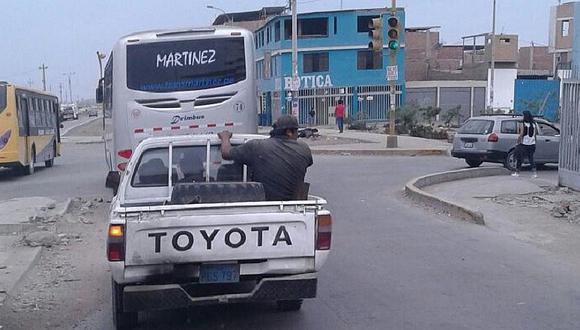 La Victoria: hombre se expone viajando en tolva de vehículo 