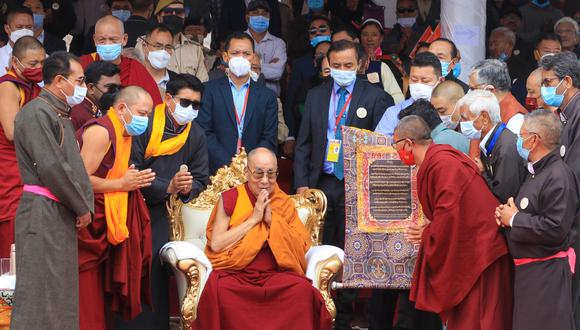 El líder espiritual tibetano Dalai Lama gesticula como reverenciado por el premio "Ladakh dPal rNgam Dusdon 2022" en ocasión del día de la declaración del territorio de la unión de Ladakh, en Leh. (Foto de Mohd Arhaan ARCHER / AFP)
